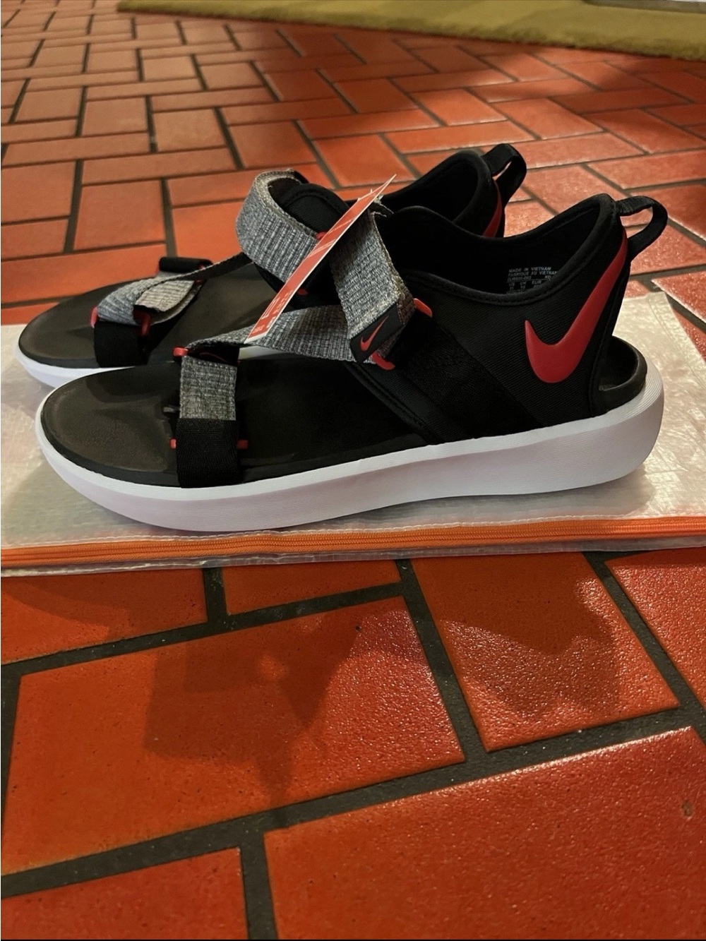 Nike Vista Sandals
NA Black/Red-White
DJ6606-002